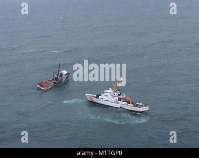 L'equipaggio a bordo del guardacoste Cuttyhunk è sulla scena con l'equipaggio della nave da pesca Sunnfjord come la loro nave ha preso sulle acque al largo di Capo Alava, nello Stato di Washington, 31 gennaio, 2018. Gli equipaggi a bordo del guardacoste Pesce Spada, 47-piede la vita del motore barche dalla Coast Guard stazioni fiume Quillayute e Neah Bay, un MH-65 Delfino elicottero dalla guardia costiera Stazione Aria/settore ufficio nel campo Port Angeles, nonché buoni samaritani a bordo della Equinox, Isola di Voyager, e la nave Eclipse tutti hanno risposto ad assistere. Stati Uniti Coast Guard Foto Stock