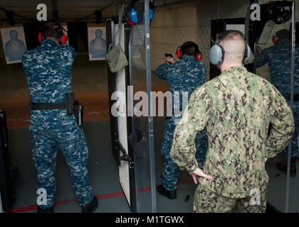 EVERETT, Washington. (Gen. 31, 2018) - Senior Chief Master-at-Arms Steve E. Batterson assegnato a Navy regione nord-ovest Riserva comando di componente (NAVREG NW RCC), agisce come la gamma responsabile della sicurezza durante il comando semi-annuale di qualificazione delle armi, alla stazione navale di Everett (NSE). NAVREG NW RCC fornisce tempo-pieno supporto della riserva marina, gestendo 16 Navy operative dei centri di supporto (NOSC) in 11 stati, nel supporto di più di 4.000 Marina di foratura Reservist. (U.S. Navy Foto Stock