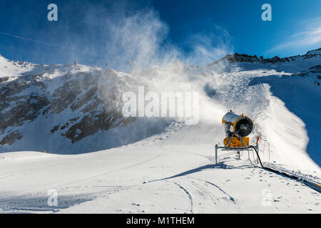 Innevamento - Neve cannoni lavorando su pendio Foto Stock