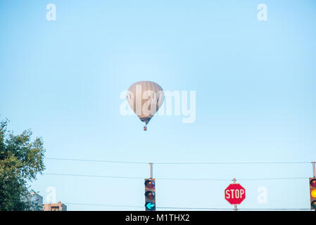 Mongolfiera Volare in aria in alto sul cielo blu chiaro dello sfondo. Foto Stock