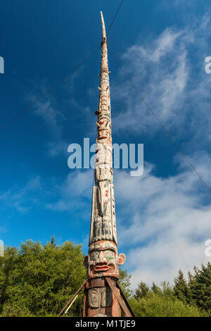 Più alte del mondo del Totem Pole, vicino Casa Grande, villaggio di Alert Bay sull'Isola di cormorani, North Vancouver Island area, British Columbia, Canada Foto Stock