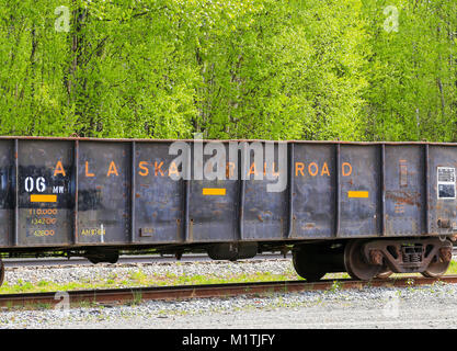 Talkeetna, Alaska, Stati Uniti d'America - 19 Maggio 2017: Un Alaska Railroad dei carri per il trasporto alla rinfusa in piedi su un'azienda via vicino a Talkeetna Depot. Foto Stock