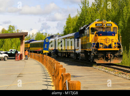 Talkeetna, Alaska, Stati Uniti d'America - 19 Maggio 2017: Alaska Railroad Treno in attesa alla stazione di Talkeetna per il trasporto di passeggeri e di merci. Foto Stock