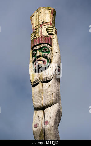 Il capo azienda il rame sopra la sua testa, totem pole a u'mista centro culturale, vicino al villaggio di Alert Bay sull'Isola di cormorani, British Columbia, Canada Foto Stock