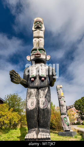 Totem Poles a u'mista centro culturale, vicino al villaggio di Alert Bay sull'Isola di cormorani, North Vancouver Island area, British Columbia, Canada Foto Stock