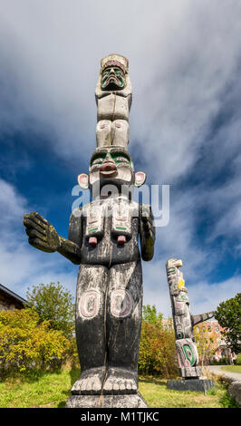 Totem Poles a u'mista centro culturale, vicino al villaggio di Alert Bay sull'Isola di cormorani, North Vancouver Island area, British Columbia, Canada Foto Stock