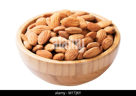 In prossimità di una ciotola di legno di mandorle isolato su uno sfondo bianco con un tracciato di ritaglio Foto Stock