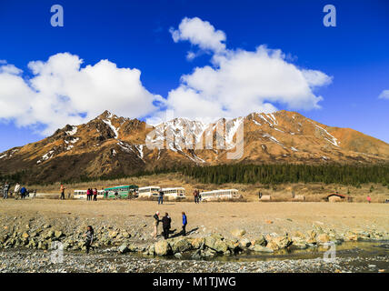 Parco Nazionale di Denali, Alaska, Stati Uniti d'America - 20 Maggio 2017: Toklat fiume stazione di contatto nel Parco Nazionale di Denali. Molti autobus turistici parcheggio sul lotto. Tourist Foto Stock