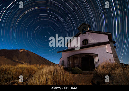 Hermitage Ermita de las Nieves chiesa cappella con il Monte Teide e startrails in background notturna illuminata dalla luna, Tenerife, Isole Canarie Foto Stock