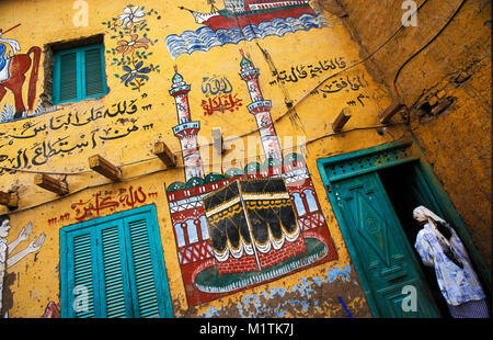 Egitto Luxor. West Bank. Casa con parete dipinta, mostrando che qualcuno della famiglia è stato su pelgrimage alla Mecca. Il murale sulla casa. Foto Stock