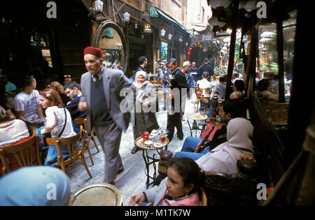 L'Egitto, al Cairo. Il Gran Bazar di Khan al-Khalili. Famoso coffeehouse: Fishawi. Area di mercato. Foto Stock