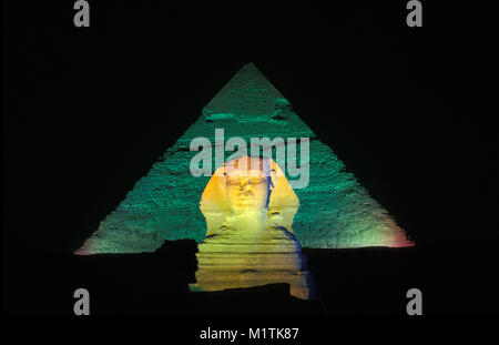 L'Egitto, al Cairo. Gizeh o Giza. Sphinx nella parte anteriore della piramide di Chephren. Spettacolo di Suoni e Luci. Unesco World Heritage Site. Foto Stock