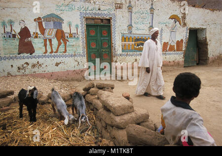 Egitto Luxor. West Bank. Casa con parete dipinta, mostrando che qualcuno della famiglia è stato su pelgrimage alla Mecca. Foto Stock