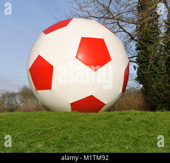 Calcio gigante sulla rotatoria di strada oltre a Crawley Town Football Stadium, Crawley, West Sussex, in Inghilterra, Regno Unito. Foto Stock