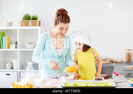 Felice madre e figlia produrre un impasto a casa Foto Stock