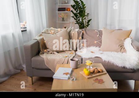 Divano con cuscini a casa accogliente soggiorno Foto stock - Alamy