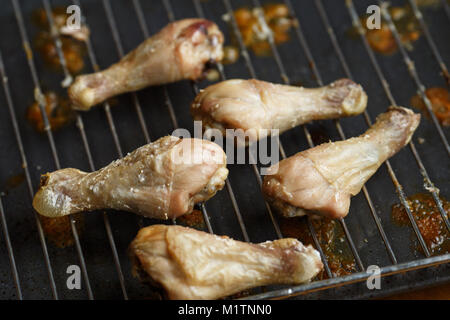 Barbeque le cosce di pollo arrostito sulla calda Flaming Brace, vista dall'alto vicino. Foto Stock