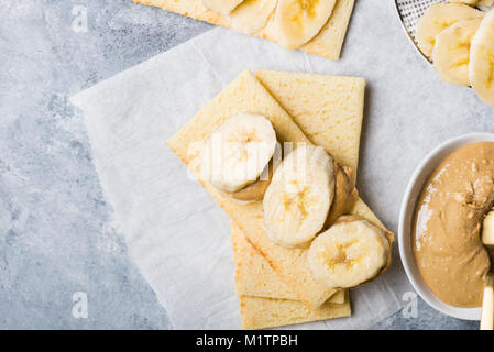 Light Snack sani realizzato da fette di banana, anacardi Burro e senza glutine Fette biscottate Foto Stock