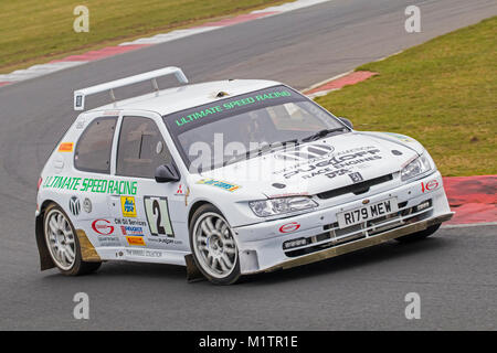 Peugeot 306 Maxi con driver Chris West e co-driver Harry Brown del Motorsport News circuito Rally Championship, Snetterton, Norfolk, Regno Unito. Foto Stock