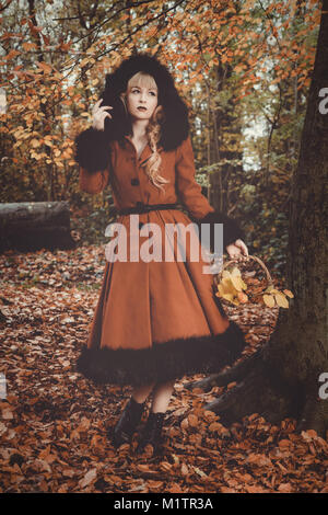 Donna che indossa cappotto vintage in autunno Foto Stock