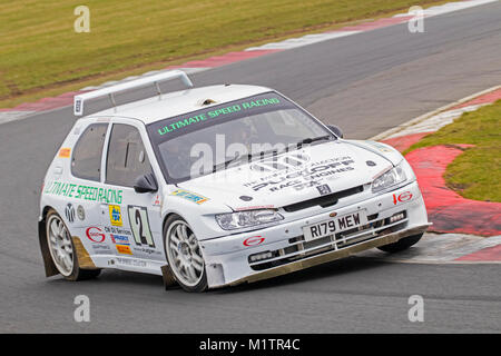 Peugeot 306 Maxi con driver Chris West e co-driver Harry Brown del Motorsport News circuito Rally Championship, Snetterton, Norfolk, Regno Unito. Foto Stock