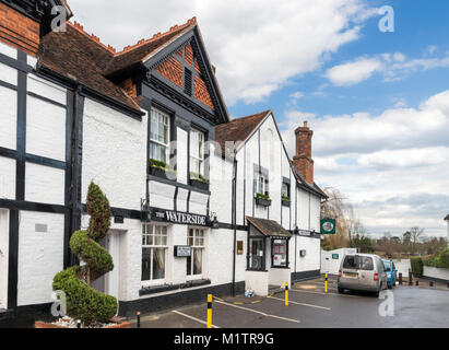 Il Waterside Inn di Bray, Maidenhead, Berkshire, Inghilterra, Regno Unito. Il ristorante è solo uno dei cinque ristoranti nel Regno Unito a tenere tre stelle Michelin. Foto Stock