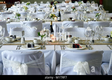 La prima colazione di nozze tabelle configurate per la festa di accoglienza. Foto Stock