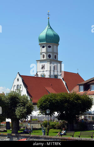 Wasserburg presso il lago di Costanza in Baviera con chiesa parrocchiale Saint Georg - Germania. Foto Stock
