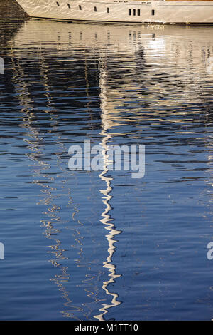 Sun riflessioni di barca a vela di alberi in acque blu del Mediterraneo.Stock Photo. Foto Stock