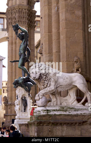 Statue in Firenze, Estatuas en Florencia. Esculturas renacentistas medievale. Medievale e sculture rinascimentali. Foto Stock