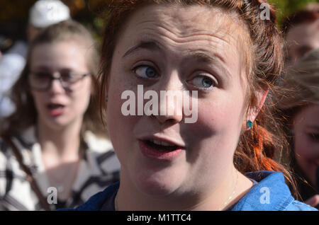 Giovane cantante a cantare lungo Boulder Foto Stock