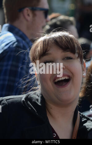 Giovane cantante a cantare lungo Boulder Foto Stock