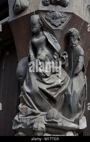 Sculture in legno sulla parete della casa. Tours, Touraine Francia Foto Stock