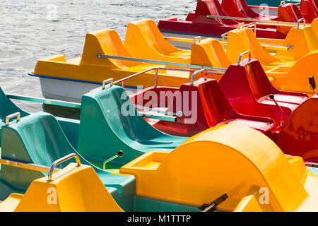 Pedalò colorati su un lago sono in attesa per i turisti Foto Stock