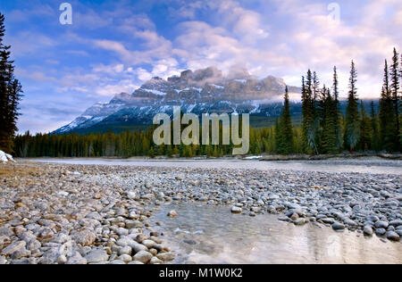 La mattina presto luce sul castello montagna nel Parco Nazionale di Banff, Alberta, Canada Foto Stock