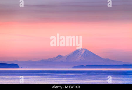 Puget Sound a sunrise con il Monte Rainier in background, Washington, Stati Uniti d'America Foto Stock