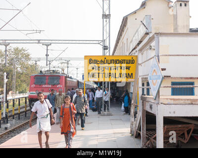 Mettupalayam, Tamil Nadu, India. 01/08/2018. I passeggeri in arrivo e altri in partenza da Mettupalayam stazione ferroviaria. Foto Stock