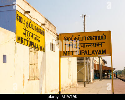 Mettupalayam, Tamil Nadu, India. 01/08/2018. I passeggeri in arrivo e altri in partenza da Mettupalayam stazione ferroviaria. Foto Stock