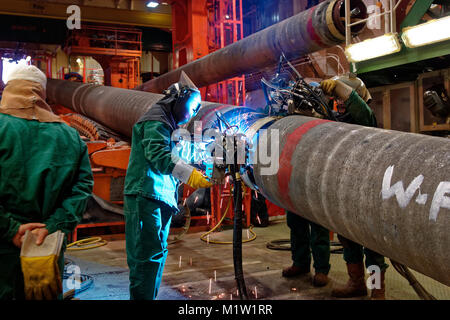 I lavoratori di tratti di saldatura di un gasdotto sottomarino utilizzando il sistema automatico di macchine di saldatura. Foto Stock