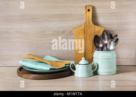 Turchese e vintage in legno stoviglie, posate, stoviglie e utensili da roba su piano in legno. Cucina ancora la vita come sfondo per il design. Immagine Foto Stock