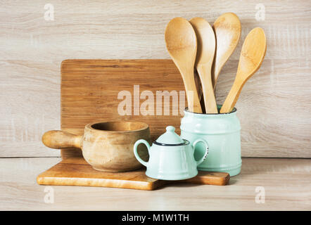 Turchese e vintage in legno stoviglie, posate, stoviglie e utensili da roba su piano in legno. Cucina ancora la vita come sfondo per il design. Immagine Foto Stock