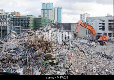 I lavori di demolizione continua in Paradise Circus, Birmingham come parte di riqualificazione del centro cittadino di Birmingham Foto Stock