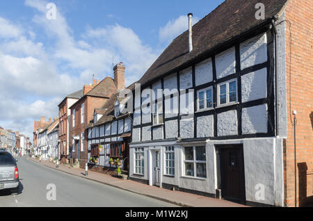 Vista lungo la vecchia strada nel piccolo Worcestershire città di Upton su Severn Foto Stock