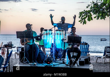 Band locale giocando al tramonto in Playa Hermosa Costa Rica America Centrale Foto Stock