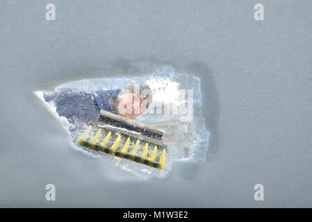 Stagione invernale la guida - la raschiatura di ghiaccio da un parabrezza. La foto è stata presa dall'interno della vettura Foto Stock