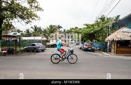 Ciclista in Puerto Viejo Costa Rica Foto Stock