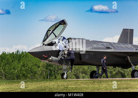 Un Lockheed Martin F-35A caccia di essere preparati per il decollo all'Airshow 2017 a Duluth, Minnesota, Stati Uniti d'America. Foto Stock