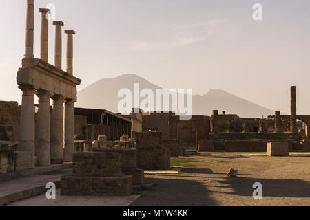 Tramonto sul Vesuvio e le rovine di Pompei Foto Stock