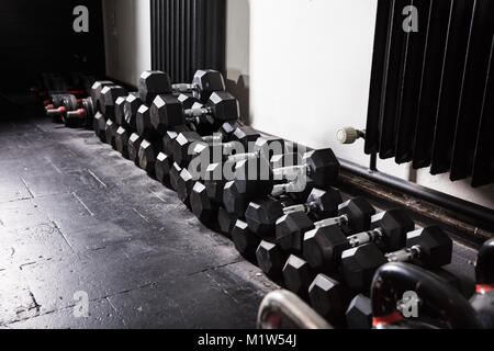 Righe del manubrio in una palestra vuota Foto Stock