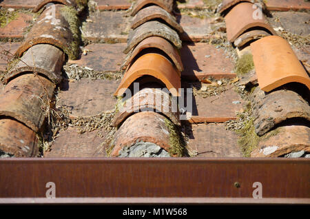 Tetto con vecchi e piastrelle rotte sostituite con nuove tessere Foto Stock